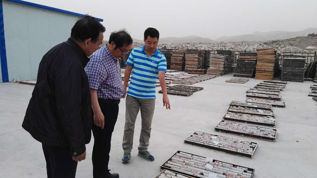 1468398055710766.jpg 趙主任了解礦樣品質.jpg