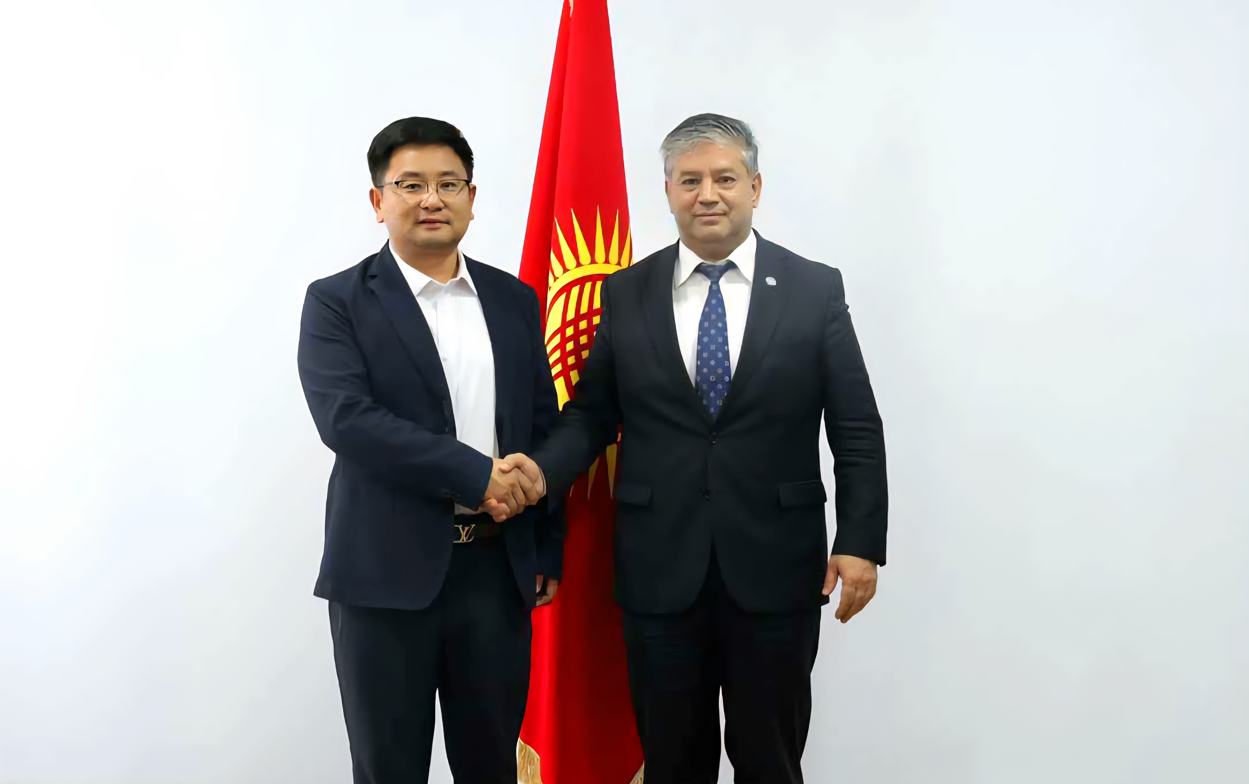 吉爾吉斯斯坦副總理兼社會保障與移民部部長拉夫尚別克·薩比羅夫會見金彩集團董事長張瑞